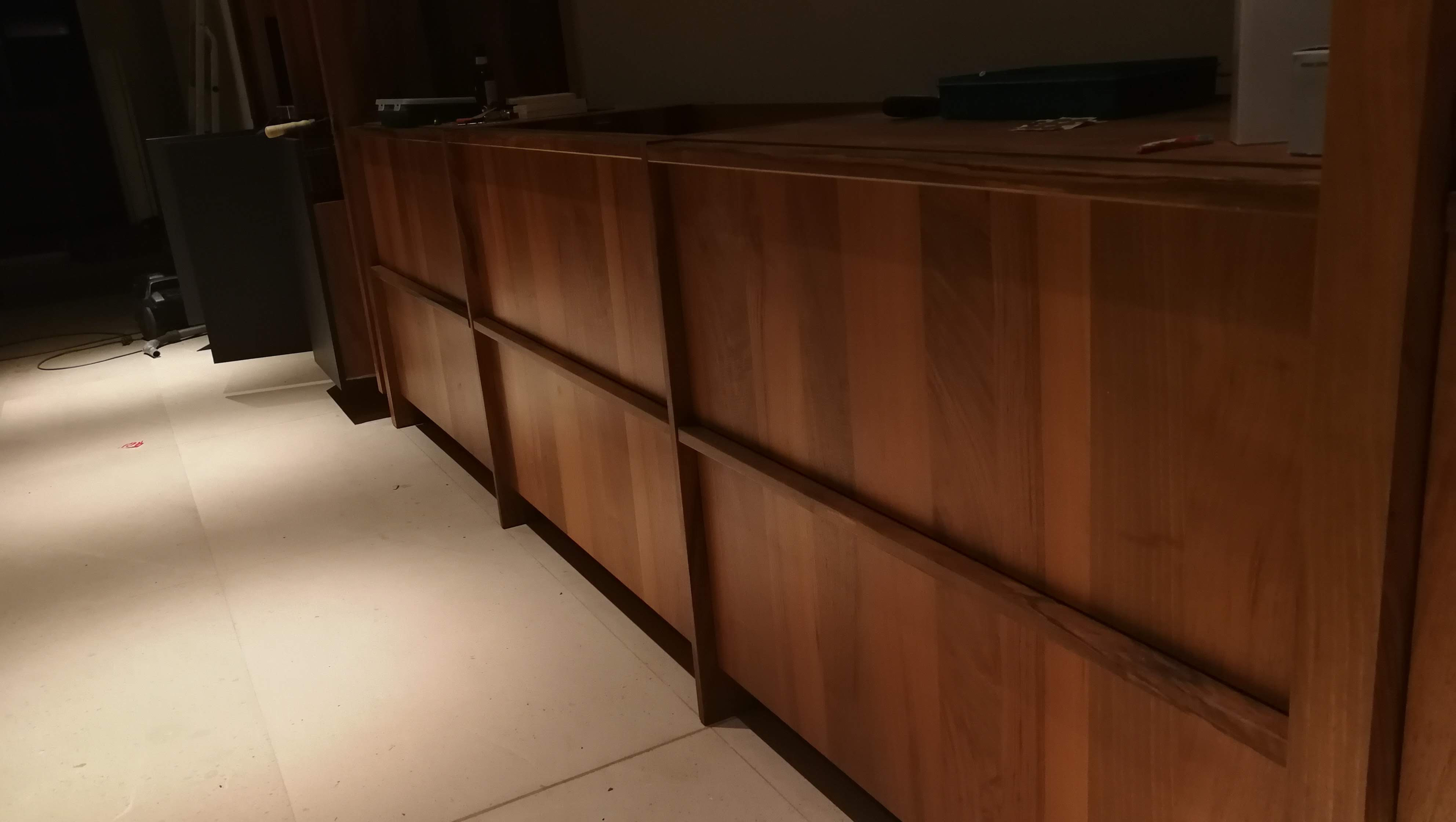 Movel baixo com gavetas em nogueira em fase de montagem