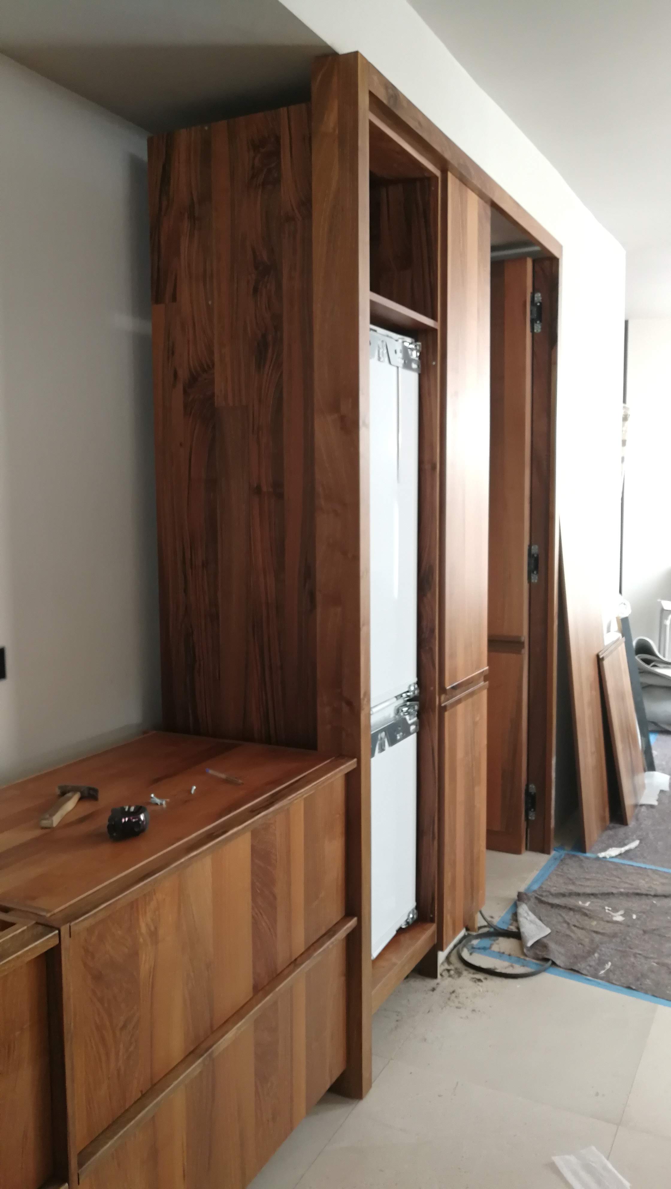 Armario alto em nogueira com frigorifico encastrado em fase de montagem