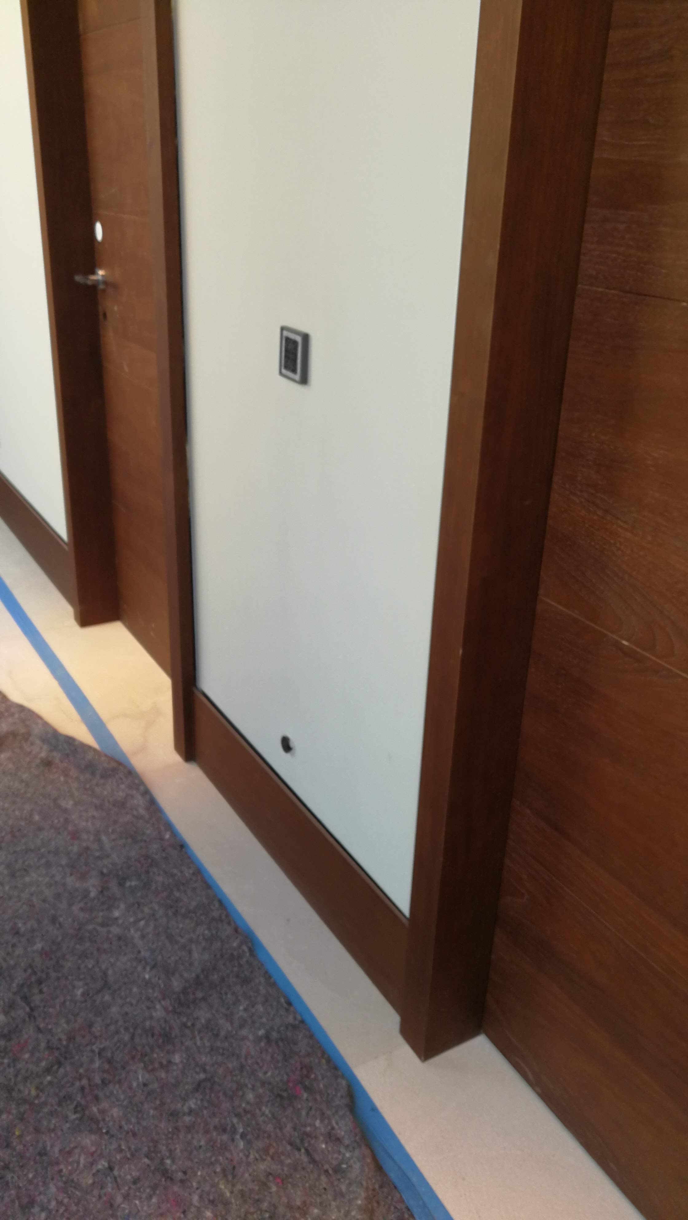 Detalhe de aros de porta e paineis em nogueira em fase de montagem