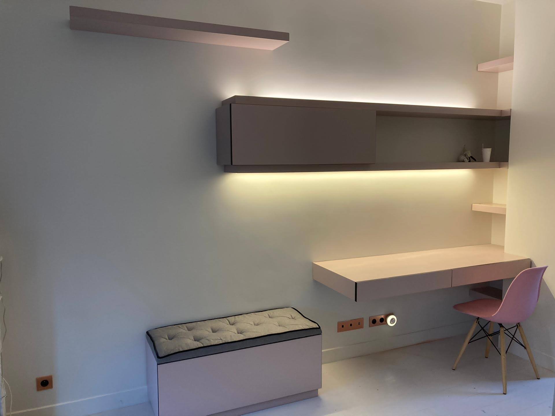 Escritorio com secretaria suspensa branca, modulo superior cinza com LED e cadeira Eames rosa