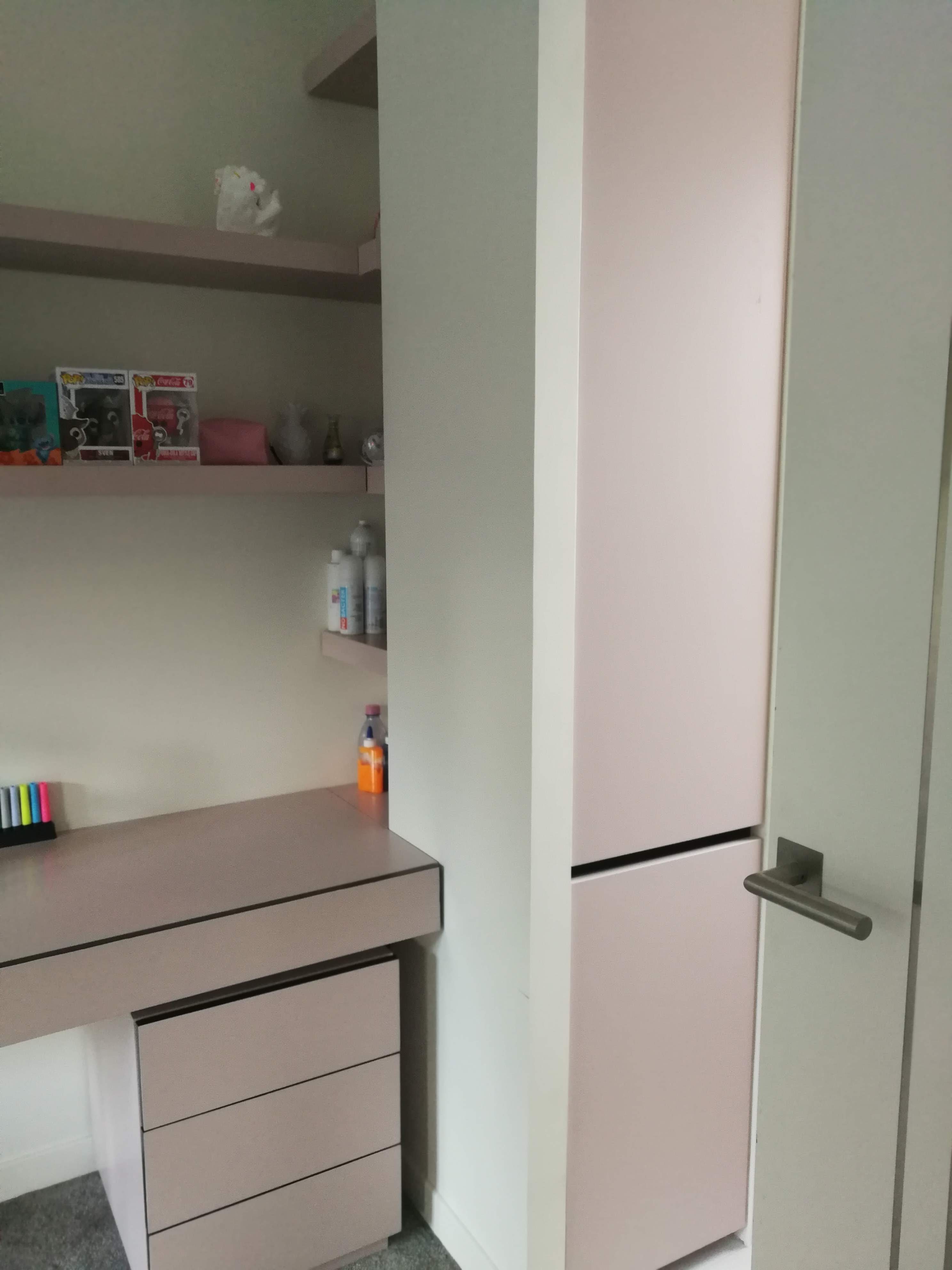 Quarto de crianca com secretaria bege, gavetas integradas e porta lacada rosa-claro