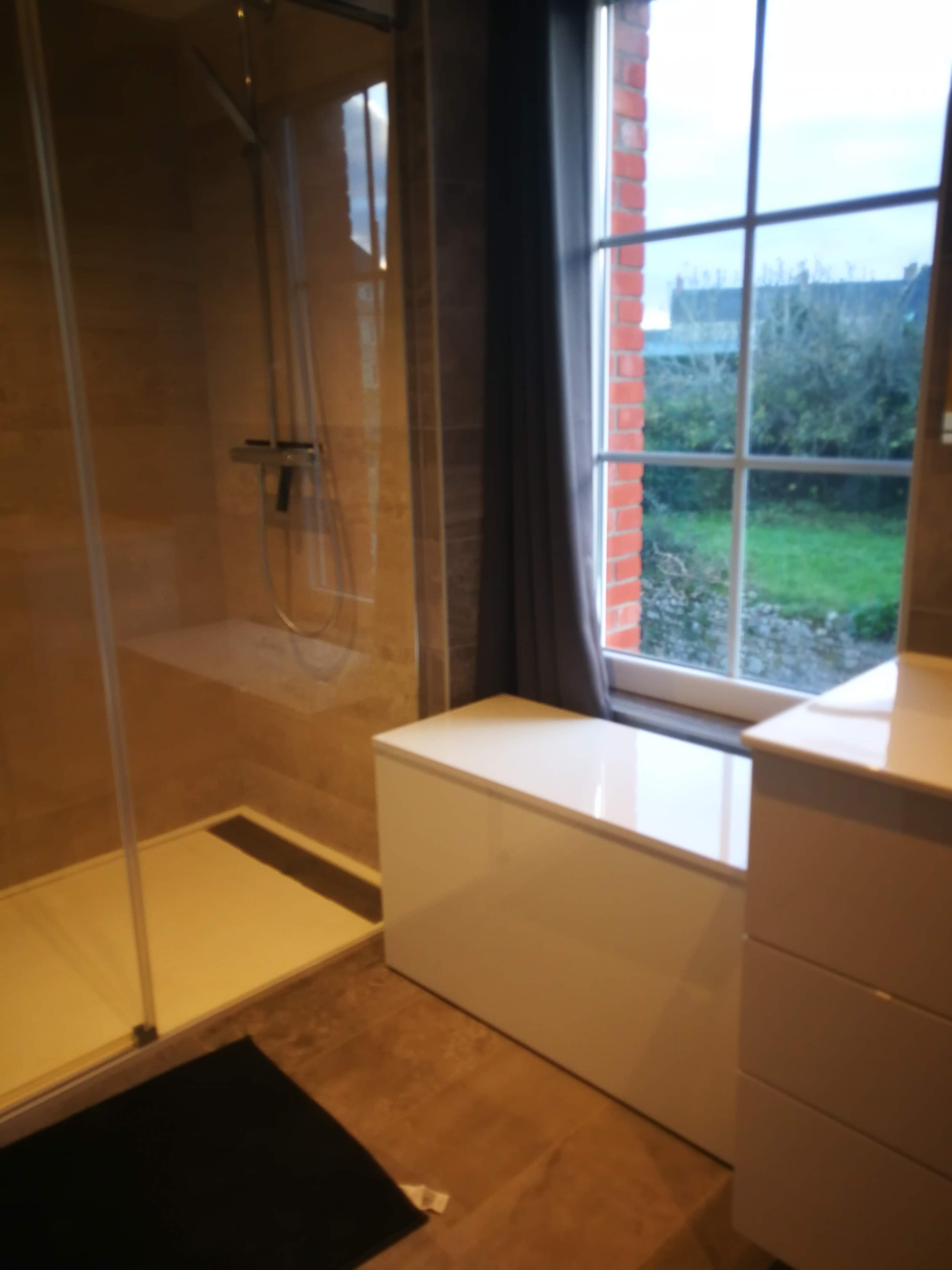 Vigas em madeira rustica no teto com armario lateral e painel iluminado